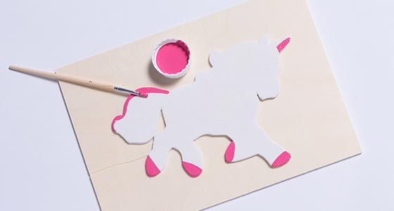 Einhorn aus Holz mit rosa Farbe